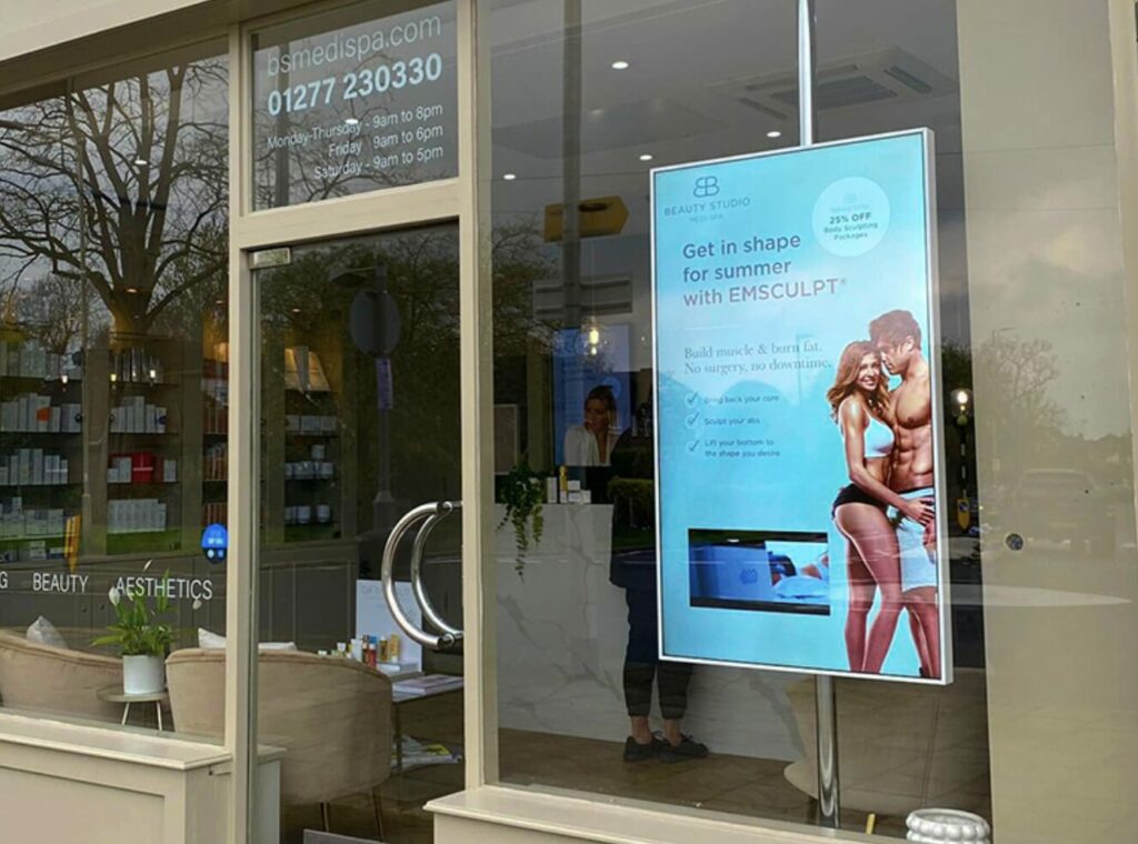 écran vitrine dynamique normandie wawacom écran dynamique vitrine de commerce haute luminosité - wawacom - manche normandie