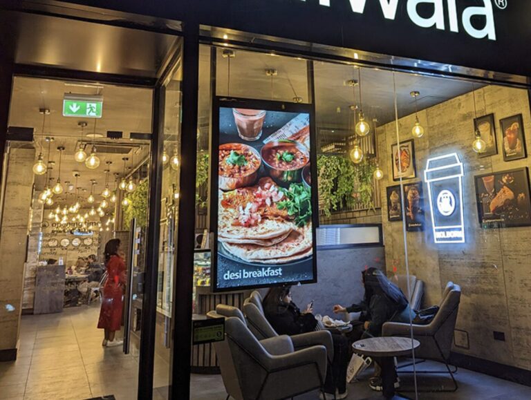 écran vertical pour vitrine resto normandie wawacom