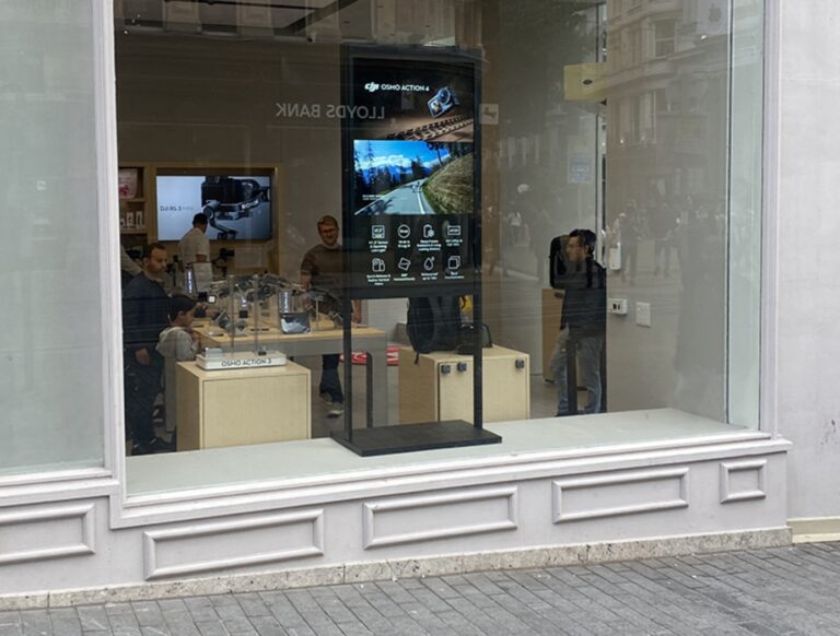 écran vertical vitrine wawacom